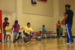 השפעתו ועיצובו של שחקן צעיר כאדם על ידי מאמן הכדורסל 