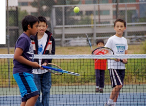 טניס ילדים – מתי מתחילים ואיך מתקדמים