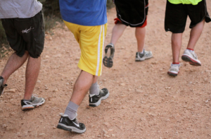 חינוך גופני- מדוע זה חשוב? בתמונה רגליים של ילדים בזמן פעילות גופנית