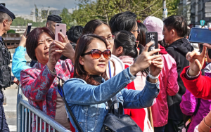 תחום התיירות התפתח מאוד בישראל והוביל להקמת צימרים, מלונות, אכסניות, חברות טיולים, אטרקציות (כמו למשל אתרי ספא, פארקים, קניונים וכו'), מסעדות ועוד. כתוצאה מכך עלה הביקוש עבור עובדים בתחומי התיירות- כמו למשל: אנשים שעובדים בבתי מלון, שפים, מצילים בבריכות, מפעילי אטרקציות מגוונות ועוד. בין מגוון המקצועות המבוקשים עלה הצורך גם במדריכי טיולים מקצועיים. כדי להכשיר את מדריכי הטיולים הוקמו מגוון מוסדות תיירות אשר מתמקדים בטיולי טבע, טיולי תרבות, טיולי ספורט ועוד מגוון טיולים מאורגנים. אם אתם אוהבים לטייל, להכיר אנשים, להדריך, ללמוד וללמד ולא יכולים לדמיין את עצמכם יושבים במשרד או לחילופין- אם נמאס לכם לשבת במשרד תוכלו להירשם לקורס מדריכי טיולים, לשלב בין אהבה ועבודה ולעבוד בתחום שלא יפסיק לרתק אתכם. מי יכול להתקבל לקורס מדריכי טיולים ומה לומדים בקורס? בדרך אל התעודה עוצרים בוינגייט. כדי להתקבל ללימודים יש צורך ב- 12 שנות לימוד, שליטה מלאה בעברית, שליטה טובה באנגלית, מצב בריאותי תקין, יכולת ניהול, יכולת ארגון ויכולת להדריך. הקורס כולל הרצאות עיוניות, סיורים, הדרכות, תרגולים ועוד. לאחר סיום הקורס יש לעבור מבחן ובמידה ועוברים אותו בהצלחה מקבלים תעודה. כמו כן, ניתן לקבל ממשרד התיירות רישיון של מורה דרך, לאחר מכן אפשר לעבוד בתור מדריכי טיולים. אם אתם מעוניינים לעסוק בתחום תוכלו להירשם למגוון מוסדות לימוד וביניהם- וינגייט. למה כדאי לבחור בוינגייט? קורס מדריכי טיולים בוינגייט נמצא במרכז הארץ. הקורס מיועד עבור אקדמאים ובעלי השכלה בתחומים שונים ובמיוחד עבור אנשים שפרשו מצה"ל, ממשטרת ישראל, ממערכת החינוך, ממקצועות חופשיים וממערכת הביטחון. הנרשמים לקורס צריכים להיות אנשים שאוהבים בני אדם, מעוניינים להדריך קבוצות ישראלים בחו"ל ושואפים לעסוק במקצוע מרתק שמאפשר להם ללמוד דברים חדשים ולהעשיר את עצמם. במסגרת הקורס רוכשים הסטודנטים כלים שיסייעו להם להדריך קבוצה- ההדרכה תכלול הקניית ידע, הכרת היעדים, האתרים והאטרקציות, התמצאות בדרכים השונות ועוד. מרכז הקורס בוינגיט הינו מורה דרך מנוסה אשר מתמחה בהדרכות טיולים בארץ ובכל רחבי העולם. במסגרת הקורס רוכשים הסטודנטים ידע באקלים, היסטוריה, דתות, גיאוגרפיה, לומדים על אדריכלות ואומנות ורוכשים כלים אשר מסייעים להם להדריך קבוצות- המיומנות הנרכשות נוגעות בתחום התקשורת הבין אישית, פסיכולוגיה, לינה, הסעדה, שירותי נסיעות, תכנון טיולים ועוד ובמהלך הקורס הם יוצאים לסיורים בארץ ולסטאז' בחו"ל. סטודנטים שהצליחו במטלות יקבלו מהמרכז האקדמי לוינסקי-וינגייט (קמפוס וינגייט) תעודה של "מדריך טיולים ונציגי יעדים לחו"ל". מסיימי הקורס מקבלים סיוע במציאת עבודה ורבים מהם מגיעים להצלחה רבה. אווירה נעימה ומלאת מוטיבציה אם יצא לכם לבקר בקמפוס וינגייט וודאי גיליתם כי מדובר על מקום ירוק ונעים אשר מתמקד בנושאי הגוף והנפש. האווירה הנעימה ומלאת המוטיבציה והאנרגיות- שכן מדובר על מקום שמיועד למקצועות הספורט ועוד, מסייעת לסטודנטים שלומדים במקום ומאפשרת להם להתפתח. לבית הספר לתיירות יש ניסיון רב בתחום הכשרת מדריכי טיולים והוא מעסיק מרצים מנוסים במגוון תחומים. בוינגיט מקבל כל אחד את מלא תשומת הלב וההקשבה- דבר שמסייע לסטודנט לסיים את לימודיו בהצלחה, להגשים את חלומו ולהפוך למדריך טיולים מקצועי שמטייל בכל רחבי העולם.