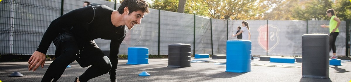 סיכום הצמדה, בתמונה בחור צעיר מחוייך עושה פעילות גופנית