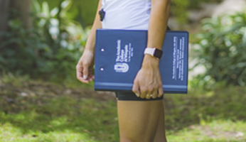 בפתחו של הלב על הכניסה לשערי בית הספר...