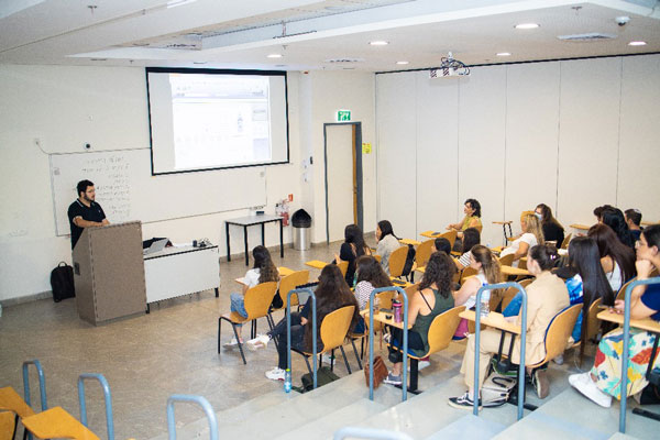 מציגים יוזמות חינוכיות בכנס מצוינות