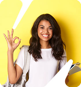 סטודנטית על רקע צהוב