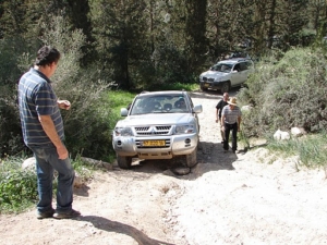 הכוונת רכב השטח במעבר במכשול

