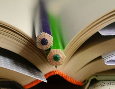 באנר ספר פתוח עם עפרונות