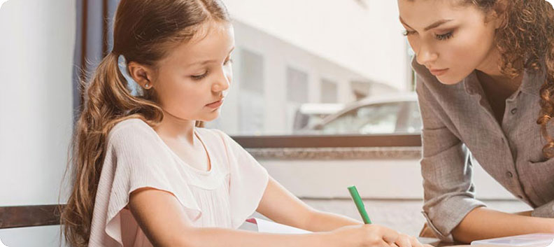 מורה וילדה כותבת