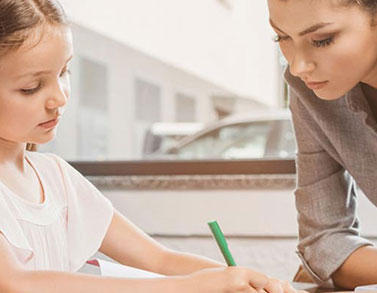 מורה וילדה כותבת