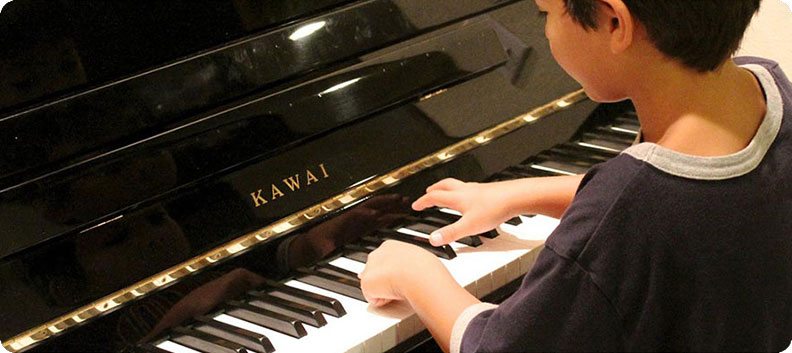 ילד מנגן בפסנתר