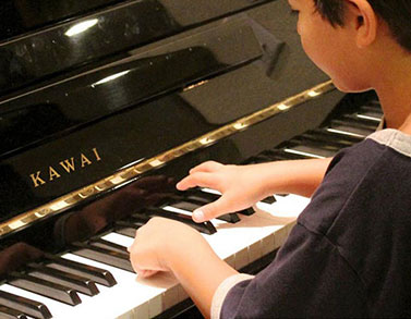 ילד מנגן בפסנתר