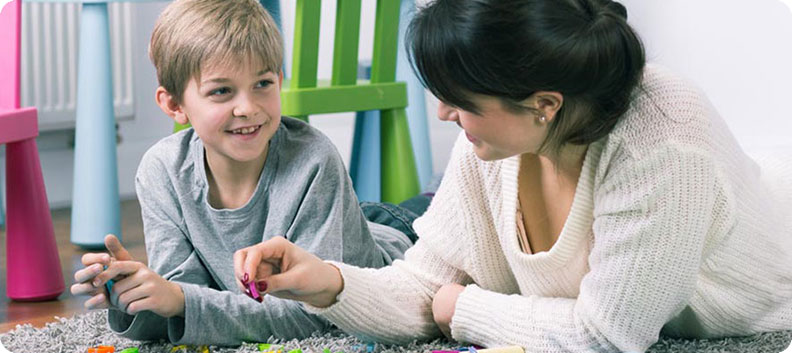 ילד עם מורה