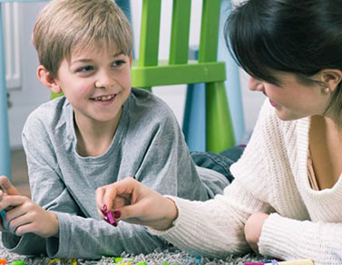 ילד עם מורה