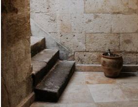 משחק ניווט במרחב בית הספר (המכללה) בתנאי מגבלה אוכלוסיית היעד: ילדים, סטודנטים, מורים, חברי צוות חינוכי המטרה: לפתח רגישות למגבלות הסביבתיות הניצבות בפני הילד עם נכות כאבן נגף ולבחון אפשרויות לסילוקן על ידי התנסות עצמית. הפעילות: מחלקים את המשתתפים למספר קבוצות שבכל אחת מהן 5-6 משתתפים, להם מציבים תנאי מגבלה שונים: קשירת העיניים להדמיית מצב של לקות ראייה, ישיבה בכיסא גלגלים או קשירת רגל אחת והליכה עם קביים. בכל קבוצה משאירים משתתף אחד ללא מגבלה שיוכל לעזור בעת הצורך. כל קבוצה מקבלת מפת ניווט עליה מסומן מסלול תנועה במרחב בית הספר (המכללה). לקבוצות נאמר שעליהן לסיים את המסלול בכל דרך, מלבד הפסקת ההדמיה. בסיום המסלול אוספים את המשתתפים ומקיימים דיון: 1. בתהליכים הרגשיים שעברו עליהם לנוכח מצבי המגבלה השונים 2. בדרישות התפקודיות שנותרו ללא מענה, או נתקלו בקשיי ביצוע ניכרים (כגון עלייה / ירידה במדרגות עם כיסא גלגלים. כל קבוצה ממלאת שאלון נגישות למרחב ביה"ס (המכללה) בנוסח הבא: