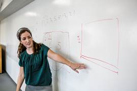 תוכנית חדשה לתואר שני בחינוך מיוחד. צילום: שחף הבר משפיעים על מערכת החינוך מבפנים בחינוך המיוחד לא רק התלמידים מיוחדים, אלא גם המורים שלהם: אנשי חינוך חדורי אידיאולוגיה הרוצים להשפיע על תפיסת עולם חברתית אשר לפיה האדם עם הצרכים המיוחדים הוא ככל האדם. למי שרוצה לעסוק בתחום זה, חשוב להעניק לתלמידים סביבה אנושית מכבדת ולאפשר להם מימוש עצמי כמו ליתר התלמידים. לכן התואר השני בחינוך המיוחד נועד בדיוק בשבילם – גם מרחיב את הידע וגם מאפשר להשפיע על הילדים, על הוריהם, על מערכת החינוך ועל החברה הישראלית. "התואר השני מתמקד בהתפתחויות ובשינויים תפיסתיים ומעשיים בחינוך המיוחד ובחינוך הרגיל במטרה לשלב את התלמידים עם הצרכים המיוחדים בקהילה ולשפר את איכות חייהם, וזאת בליווי ובתמיכה הנדרשים להם. בסיום התואר יוכלו המוסמכים להשפיע על מערכת החינוך מבפנים, לסייע למאות התלמידים האלה להשתלב בחברה בצורה מיטבית ולהוביל צוות רב-מקצועי: אנשי חינוך, סיוע וטיפול", מסבירה ד"ר הלל-לביאן. נוסף על העניין והסיפוק האישי בעבודה מסוג זה, ככל שהביקוש לתחום זה עולה, הולכות ומתרבות גם אפשרויות התעסוקה עבור מוסמכי התואר השני בחינוך המיוחד. בוגריו משתלבים בבתי ספר, בחינוך הבלתי פורמלי, בעמותות, בבתי חולים ועוד. להשפיע על מערכת החינוך מבפנים, הירשמו לתואר שני בחינוך מיוחד >> הנגשה וחידושים טכנולוגיים חוק החינוך הממלכתי בישראל מדגיש את מחויבותם של אנשי החינוך "לפתח את אישיות הילד והילדה, את יצירתיותם ואת כישרונותיהם השונים,למיצוי מלוא יכולתם כבני אדם החיים חיים של איכות ושל משמעות". אין ספק שהאתגר העומד לפני המורים בחינוך המיוחד הוא משמעותי וגדול אף יותר. משום כך, מבנה תוכנית הלימודים לתואר השני בחינוך המיוחד במכללת לוינסקי כולל חקר מתקדם בחינוך, הנגשה והתאמות לימודיות חברתיות וסביבתיות, חידושים טכנולוגיים בחקר המוח, התערבות לימודית ורגשית בחינוך המיוחד וכן נושאים הקשורים ליישום חוק החינוך המיוחד ותוכנית השילוב של תלמידים עם צרכים מיוחדים בכיתות רגילות. הפילוסוף והפסיכולוג האמריקאי ג'ון דיואי אמר שחינוך איננו הכנה לחיים, אלא הוא החיים עצמם. אם אתם מורים שרואים בעבודתכם שליחות, רוצים להשפיע על מערכת החינוך והחברה בישראל ולגרום לשינוי משמעותי בחייהם של מאות ילדים עם צרכים מיוחדים – התוכנית הזו בדיוק בשבילכם.