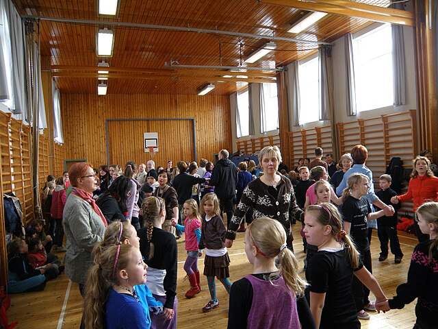 תלמידים באיי פארו בפעילות ריקוד