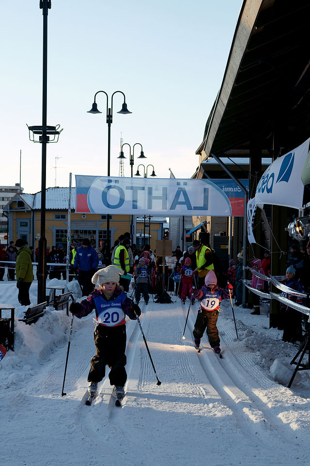 ילדים בפינלנד בתחרות סקי