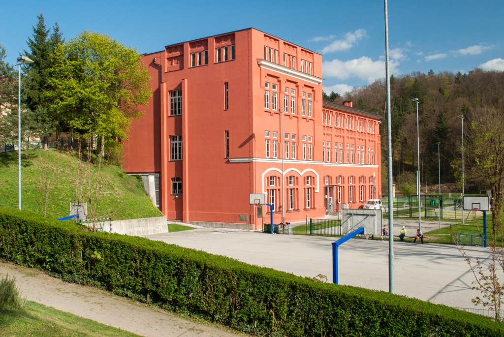 בית ספר בסלובניה ומגרשי הספורט שלו