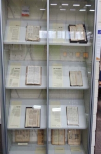 ארון התצוגה באולם המבואה, הספרייה המרכזית, מכללת לוינסקי