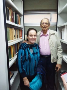 גב' ציונה קיפניס ומר אליהו הכהן בחנוכת ארון האחסון והשימור (קומפקטוס) לאוסף המקראות וכתבי היד במרכז לוין קיפניס במכללת לוינסקי