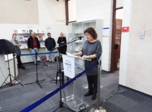 נשיאת מכללת לוינסקי, פרופ' מיכל בלר, מברכת את משתתפי האירוע