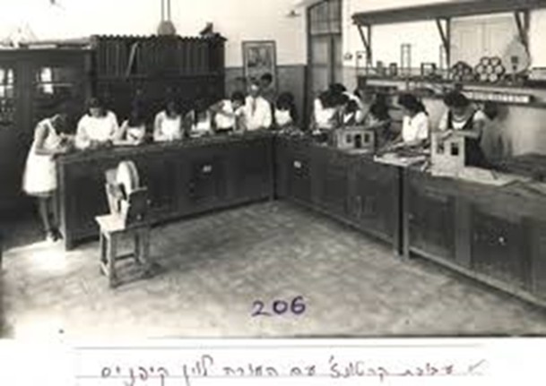 במקביל לימד גם בבית הספר לבנים 