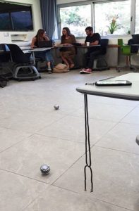 כיתת רובוטים או רובוטים בכיתה? 