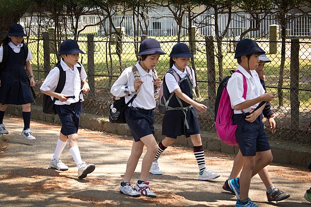 ילדים ביפן בטיול בית ספרי