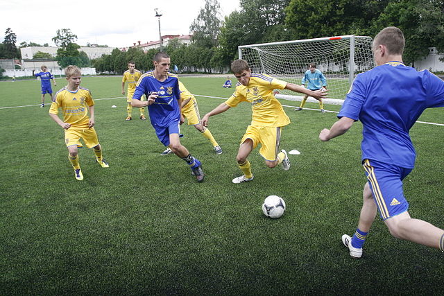 נערים משחקים כדורגל