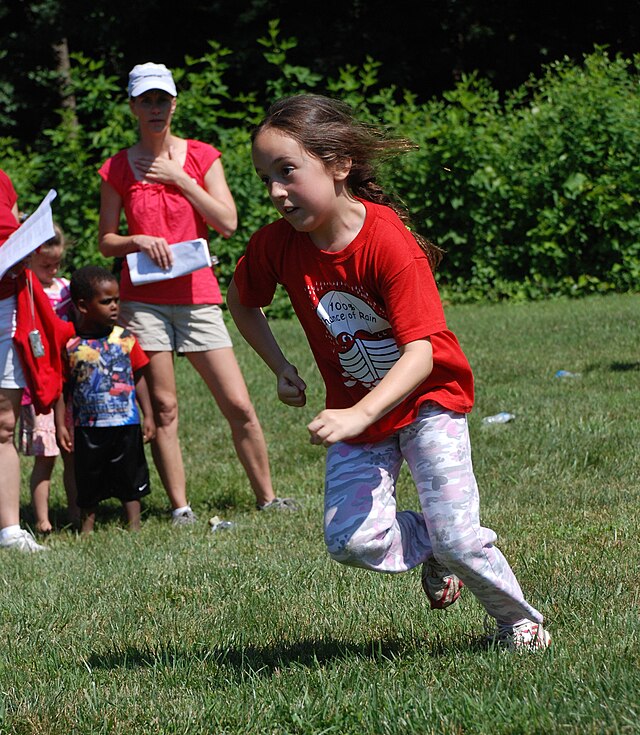 ילדה במבחן כושר