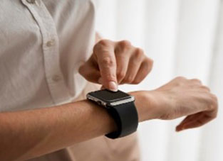 האם השעון ישמש לשליטה במכשירים אחרים?