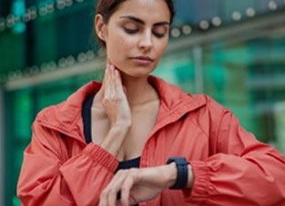 האם השעון משמש לניטור בריאות הלובש?