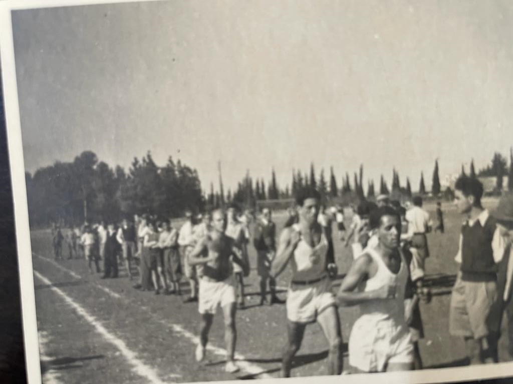 יחיאל כלב מוביל בריצה