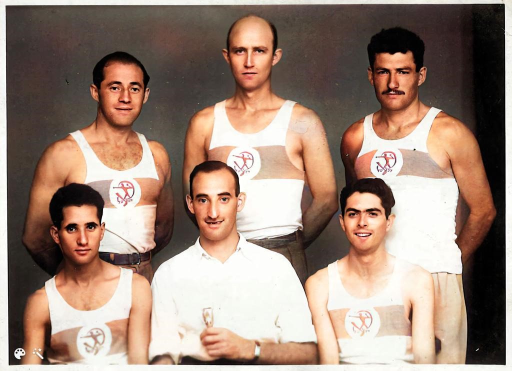 כמה מהאתלטים המצטיינים ב"הפועל" במחצית הראשונה של שנות ה-40. ראשון מימין למעלה - יפתח זייד, באמצע למעלה - דוד הרשלר-אילון, ראשון משמאל למטה - יחיאל כלב