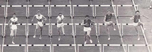 ריצת 80 מ' משוכות במשחקי רומא 1960 בהשתתפות שתי הראשונות בקרב-5 במשחקי טוקיו 1964: מרי בינאל-ראנד, שנייה משמאל ואירינה פרס, המובילה, רביעית משמאל