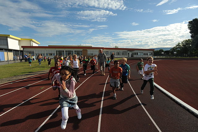 פעילות גופנית של ילדים בבית ספר