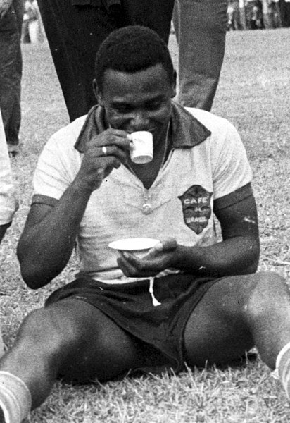 כדורגלן מברזיל שותה קפה