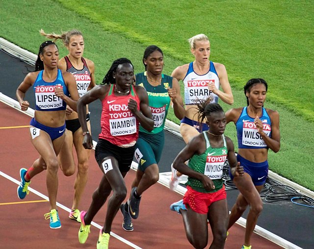 גמר ריצת 800 מ' באליפות העולם 2017. שלוש מהמשתתפות ייתכן שהיו נשים DSD: המובילה פרנסין ניאונסבה, מרגרט ואמבוי, מספר 9, וקסטר סמניה, מספר 4