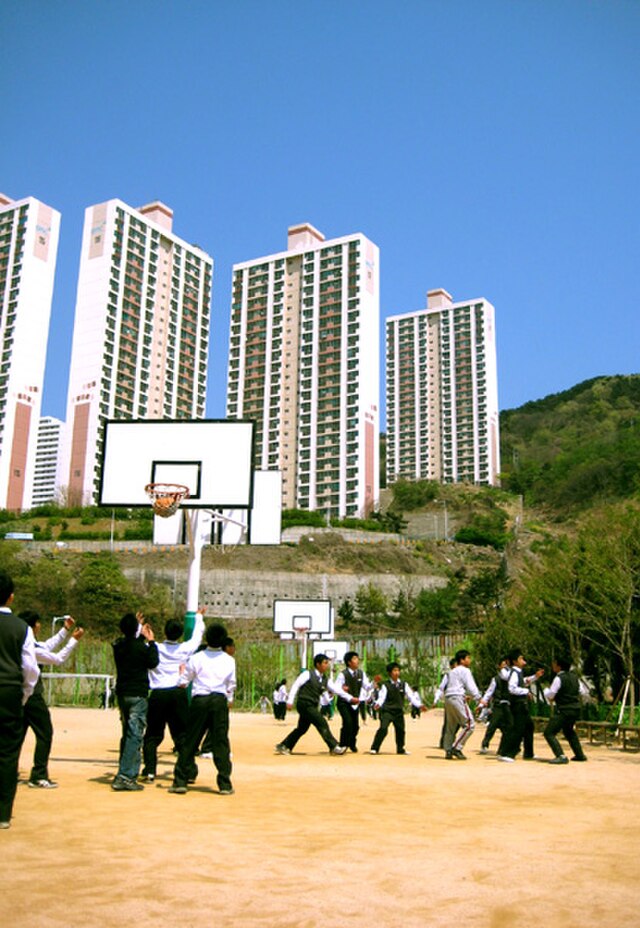 תלמידים במגרש משחקים בקוריאה