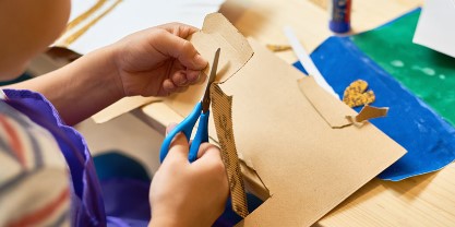 התלמידים עוסקים ביצירה