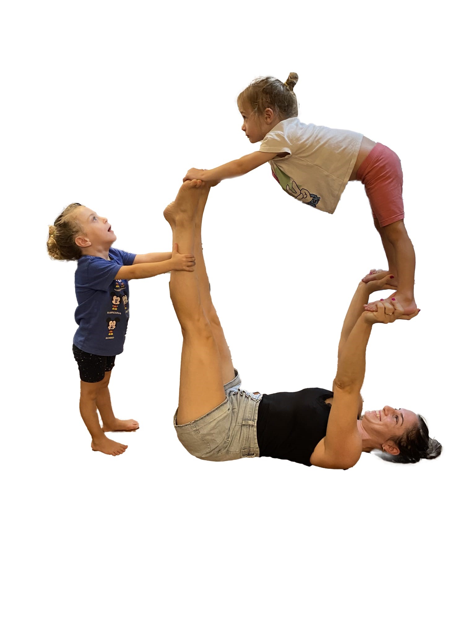 הורים עם תינוקות וילדים משתעשעים במשחקי פירמידות