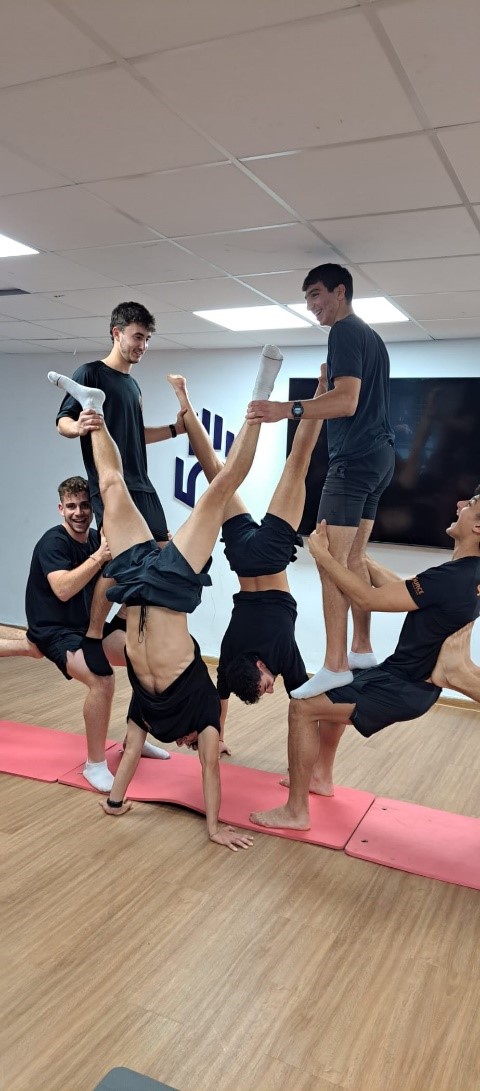 חיילים בונים פירמידות באימון גופני במכינה קדם צבאית "5 אצבעות"