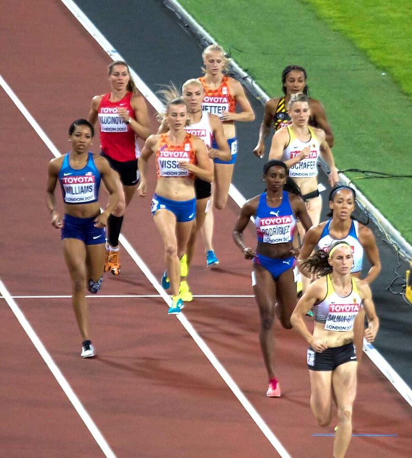 ריצת 800 מ' בתחרות הקרב-7 באליפות העולם לונדון 2017. קתרינה ג'ונסון תומפסון נמצאת מאחרוי הרצה המובילה. נאפי תיאם בגופיה עם פסים שחורים וצהובים, מימין לאנוק פטר