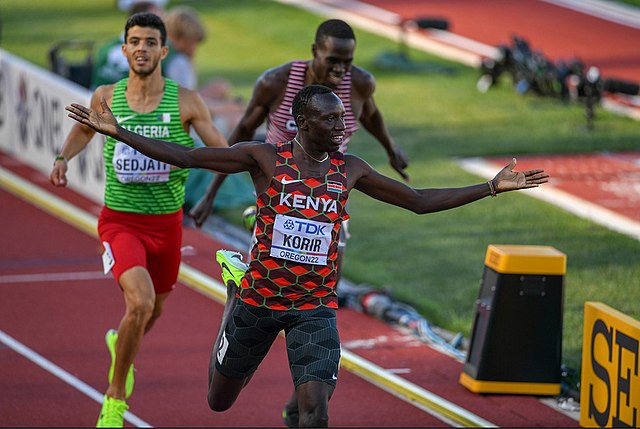 עמנואל קוריר מנצח באליפות העולם 2022 בריצת 800 מ'