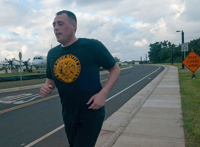 אדם מבצע פעילות גופנית ליד כביש שעבר שדרוג כולל סימון שביל אופניים