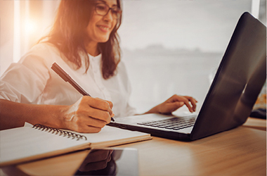 אישה עם מחשב