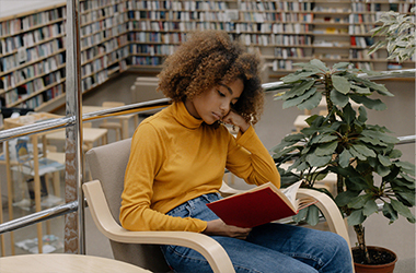 סטודנתית בספרייה