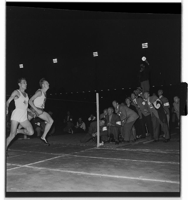 לאסלו טאבורי מהונגריה, בשביל הפנימי, מקדים על הקו את גונאר נילסן מדנמרק בריצת 1500 מ' בחודש ספטמבר 1955 בתחרות באוסלו. לשני הרצים נרשם זמן של 3:40.8 ד' שהיה שווה לשיא העולם שקבע ההונגרי שאנדור איהרוש ביולי 1955. בחודש אוגוסט 1956 נשבר השיא על ידי הונגרי שלישי, István Rózsavölgyi