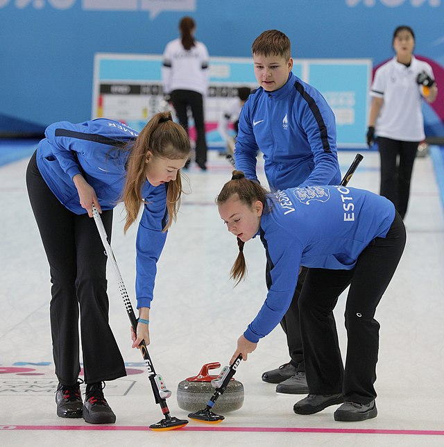 נבחרת הנוער של אסטוניה בקרלינג במשחקי החורף האולימפיים לנוער שנערכו בינואר 2020, זמן קצר לפני התפרצות מגפת הקורונה