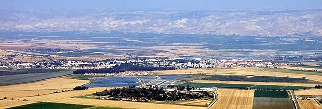 העיר בית שאן עם הרי הגלעד ברקע