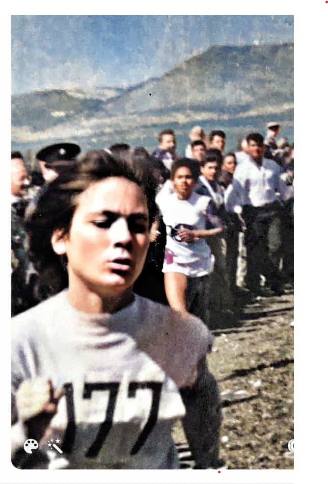 שלומית אפשטיין מנצחת במרוץ ב-1960. מאחוריה נראית מרים סידרנסקי. התמונה באדיבות "סטודיו הידידים"